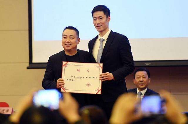 因父母反对抛弃赵薇,42岁的王励勤如今怎样了?