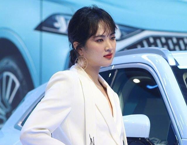 任正非女儿姚安娜车展生图引争议，遭到了网友怎样的吐槽？