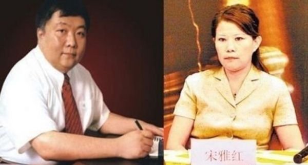 他创业时妻子跑路，10年打拼出百亿身家，妻子立马回来做了啥？