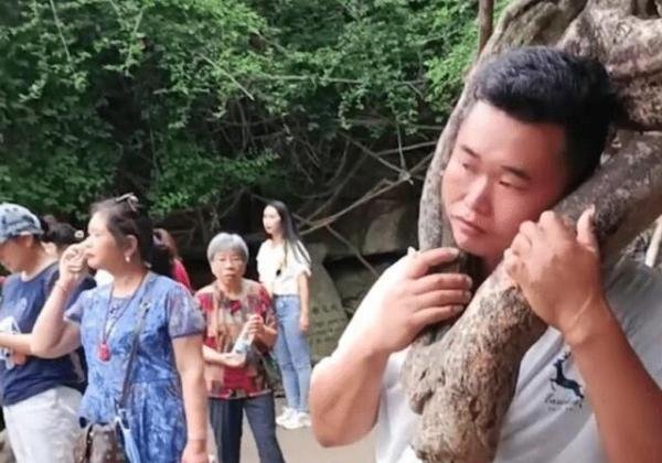 男子将头伸进树杈拍照被卡 这是咋情况？