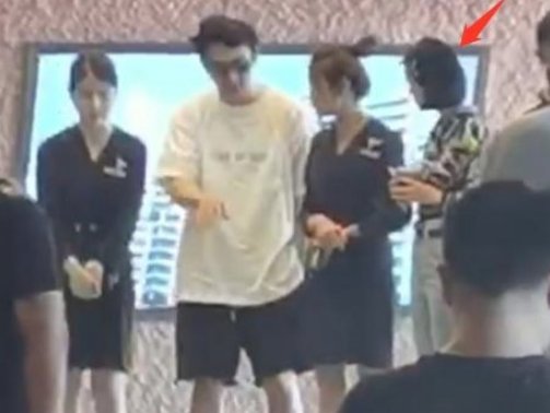 王思聪带女生现身楼盘看房，谈恋爱就送房？