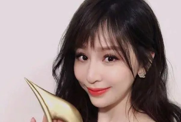 王心凌被黄小蕾喂兔头,第一次吃兔头是什么体验?