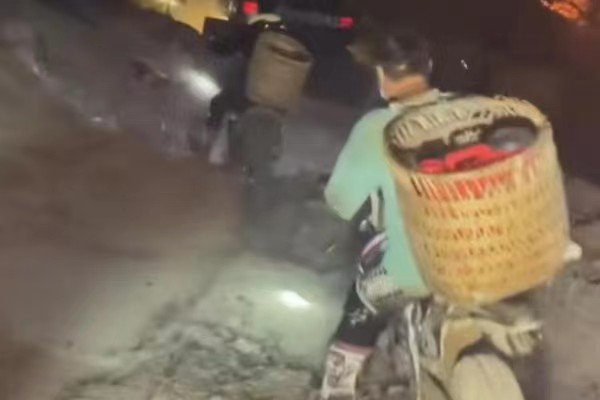 重庆00后龙麻子送物资导致摩托报废,车店老板送新车,你怎么看?