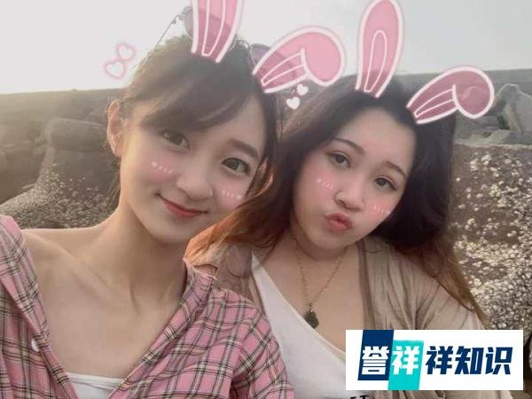 台湾最年轻创作歌手许雅涵为时尚专栏奔海边