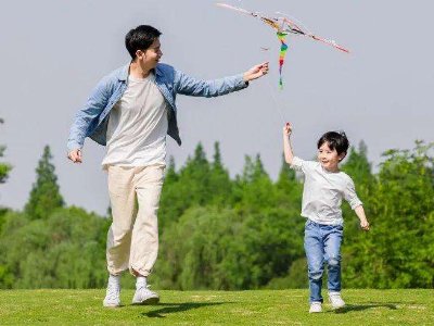斯里兰卡一男子放风筝不松手被带到10米高空，最终是如何脱险的？