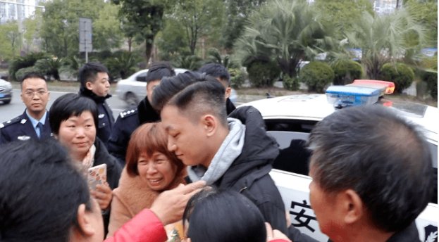 贵州一妈妈苦守儿子走失地27年获喜讯，孩子当初是因何走失的？