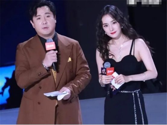 沈腾回应没扶杨幂：台下答应了，上去就给忘了，杨幂是不是真的扶了个寂寞？