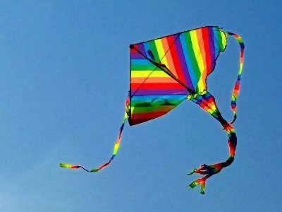 斯里兰卡一男子放风筝不松手被带到10米高空，最终是如何脱险的？