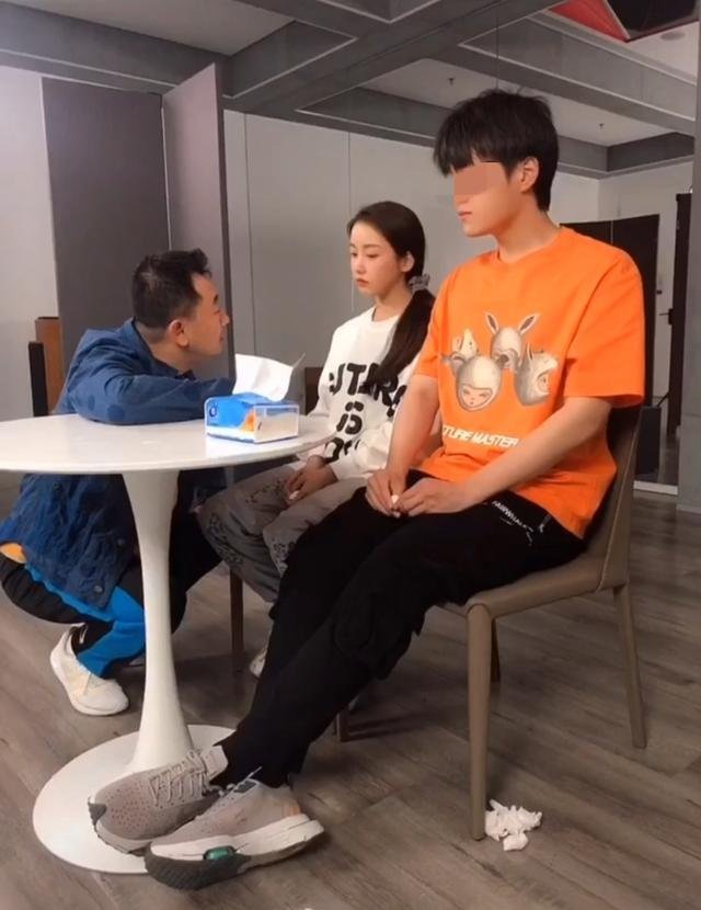 “蹲着仰视学员”黄海波被曝开表演培训班,为何有人说太心酸?
