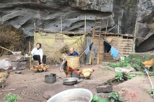 关于四川一对夫妻住岩洞生活约60年一事，你有何看法？