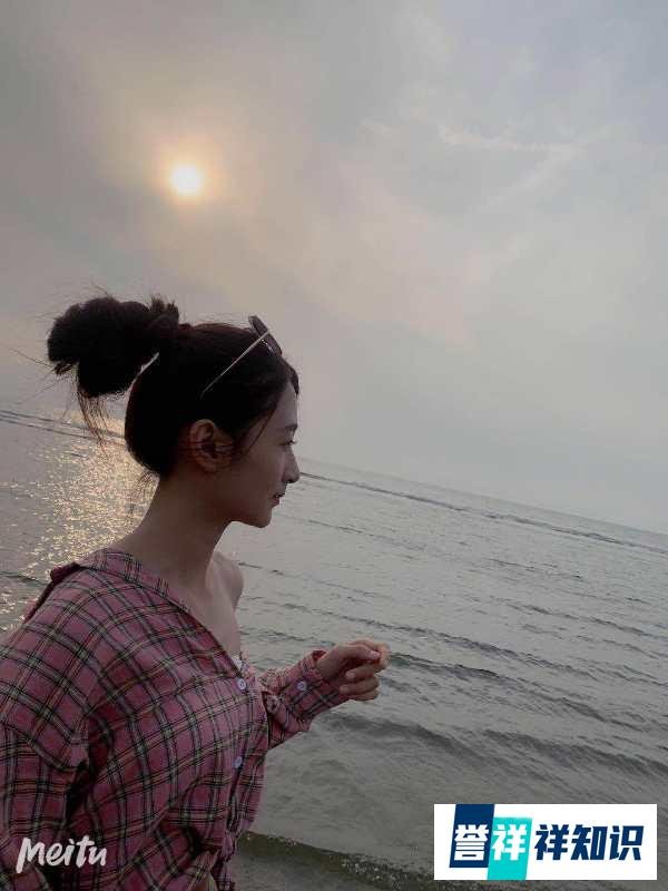 台湾最年轻创作歌手许雅涵为时尚专栏奔海边