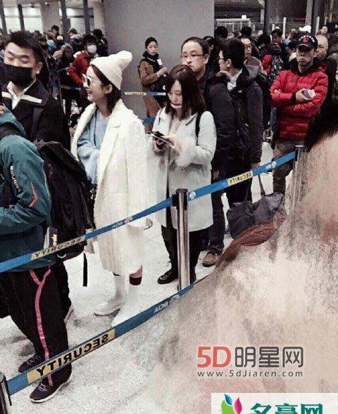 赵丽颖开心排队坐经济舱 清华门前拍照不露脸