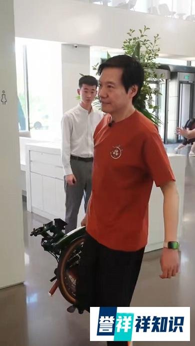 雷军骑自行车上班引热议 网友看完不淡定:这车卖1.5万