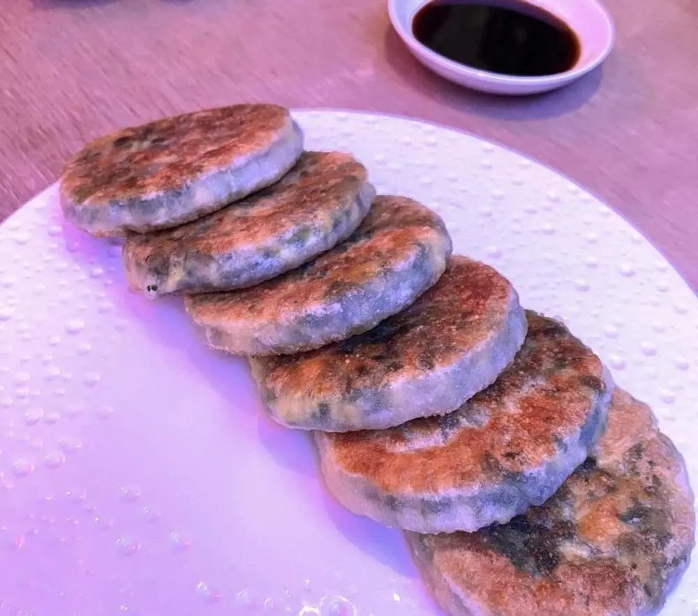 谷爱凌用钢琴即兴弹奏《冻馅饼之歌》,她与馅饼之间有何渊源?