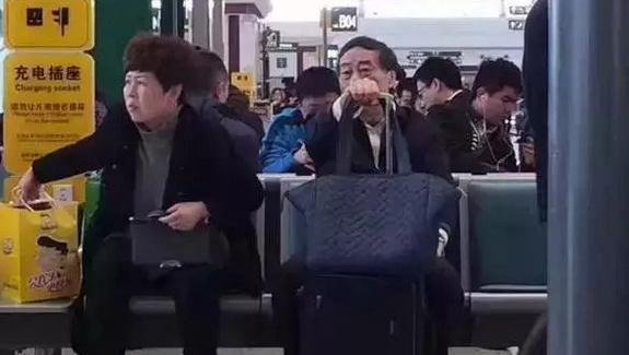 宗庆后独自候机还坐经济舱！72岁都这么拼命，你有啥资格不努力？