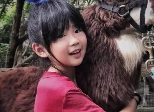 有种“整容式长大”叫曹格女儿,10岁的她褪去婴儿肥后,她变成什么样了?
