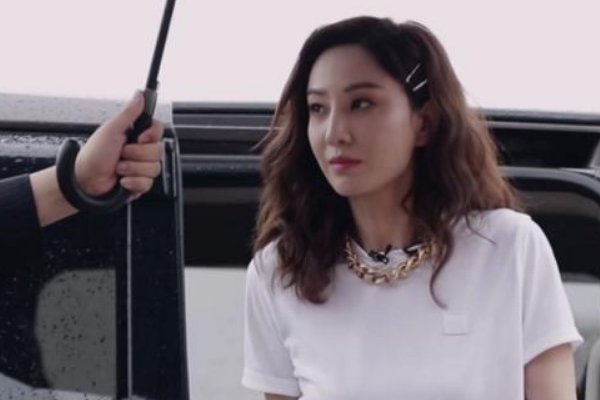 宁静把郑希怡脸亲黑了,这是怎么回事?