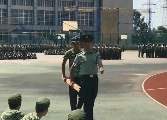 保安训练疯狂顺拐,这是怎么回事?