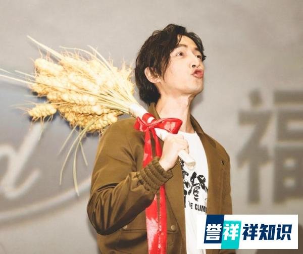 胡歌与杜纶镁同台，身穿毛衣展暖男气质，喜获粉丝送“大麦”祝福