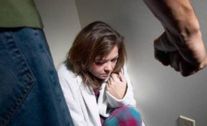 山东女子控诉因生女孩遭丈夫家暴后瘫痪,为何警方不予处罚?
