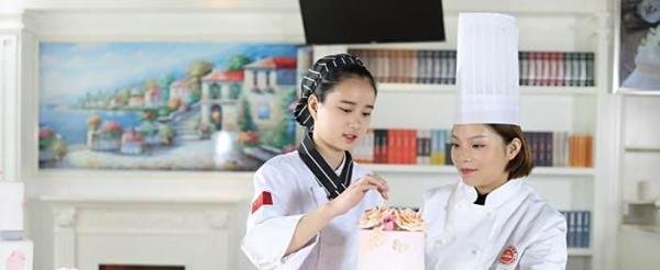 西点培训学校一般学费是多少？