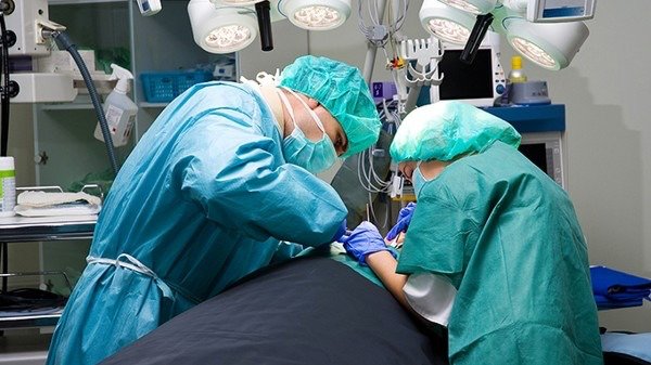 美国新冠的康复者出现了巨舌症,这种病有哪些症状?