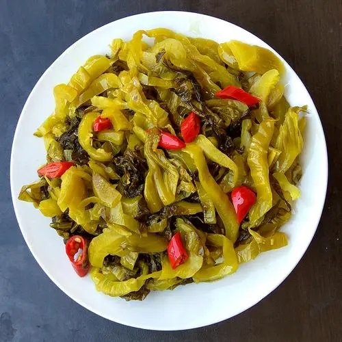 老坛酸菜包竟是土坑腌制,看完之后你还敢吃吗?