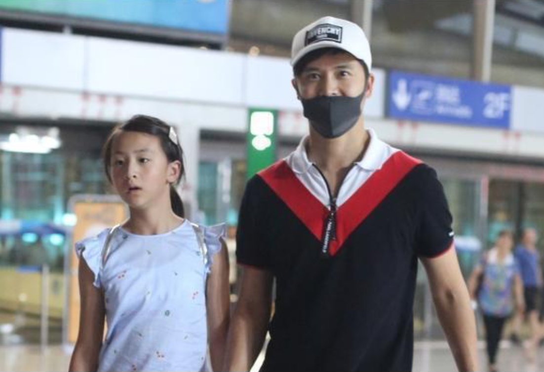 森碟13岁了!一家四口全家福曝光,你注意到了哪些细节?
