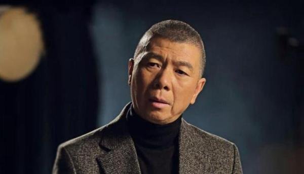 当年冯小刚去探望老母，姐姐哭着问冯小刚：能不能给我找份活儿？