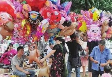 重庆多名城管执法人员抢商贩气球并放飞,你如何看待他们的行为?