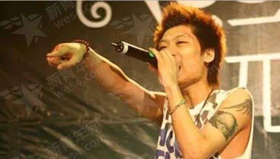 他被誉为说唱界的李敖，120首禁歌中独占两席，早早隐退的葡桃如今在做什么？