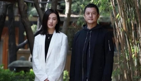 李亚鹏带娇妻同周杰聚餐,头顶稀疏脸喝到通红,网友:可怜了李嫣,怎么看?