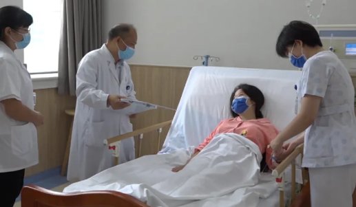 贵州一女子生下四胞胎女婴,取名“花好月圆”,是该喜还是该忧?