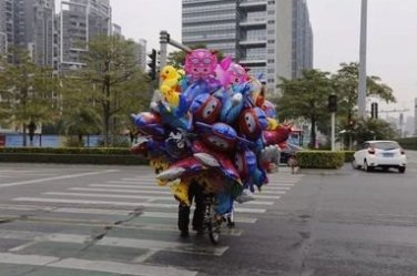 重庆多名城管执法人员抢商贩气球并放飞,你如何看待他们的行为?