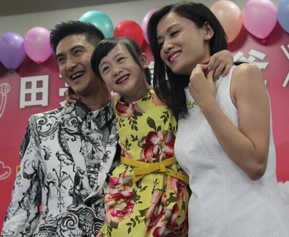 森碟13岁了!一家四口全家福曝光,你注意到了哪些细节?