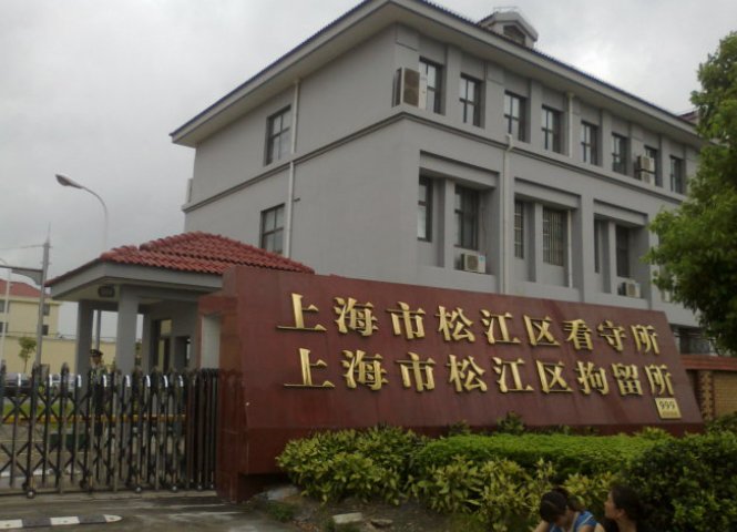 宁夏银川一女子对核酸采样人员破口大骂,该名女子为何敢如此嚣张?