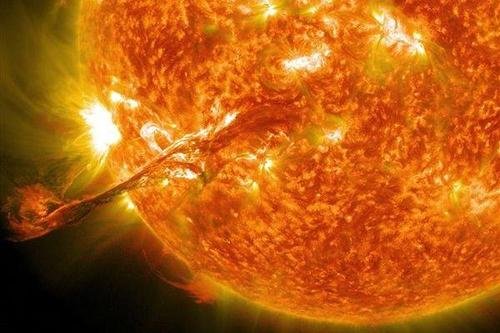 太阳巨大裂缝对准地球喷出异物，人类该如何应对？