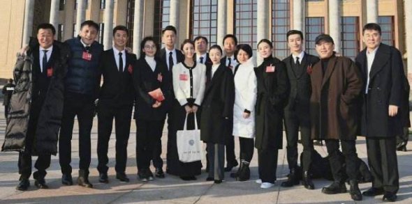 演艺界人士晒文代会合影，你第一眼看到了谁？