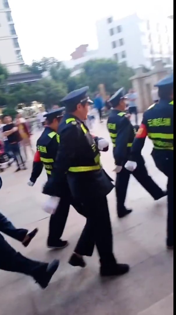 保安训练疯狂顺拐,这是怎么回事?