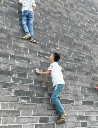 古城墙成"攀岩墙"文物保管所如何回应?