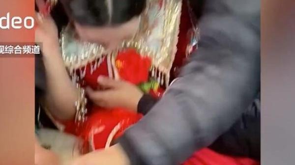 新人结婚遭朋友拦车袭胸要红包 这是咋情况?