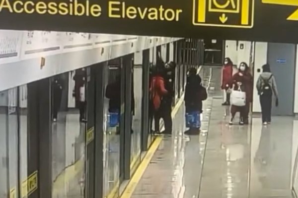 上海一乘客被屏蔽门夹住经送医抢救身亡,地铁方在此事中有哪些责任?