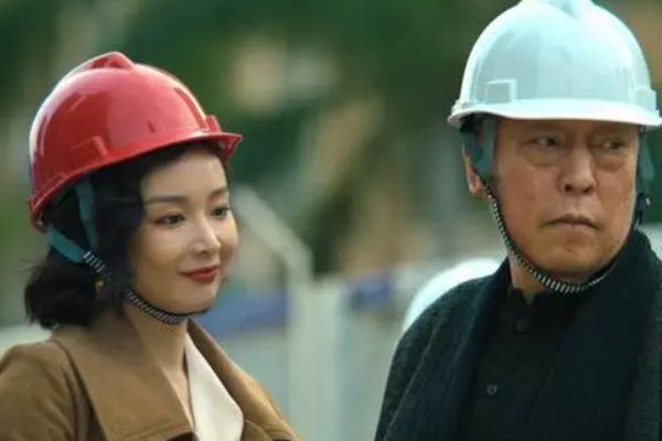 狂飙泰叔身边的女人是谁