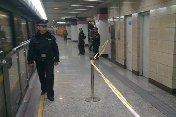上海一乘客被屏蔽门夹住经送医抢救身亡,地铁方在此事中有哪些责任?