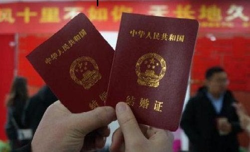订婚仪式摆巨额现金彩礼被黑榜通报,被通报的原因是什么?