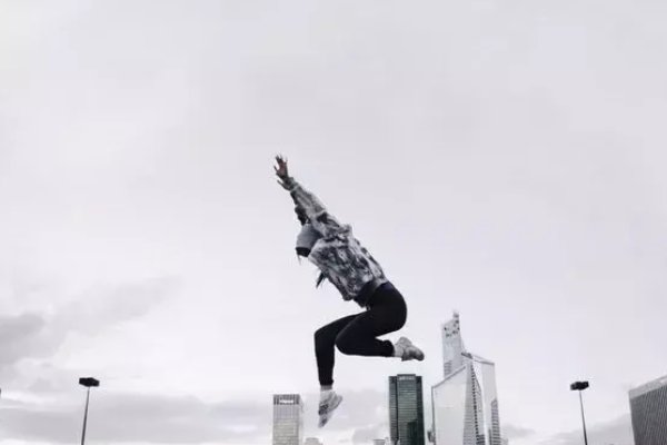 跑酷达人,张艺杰反重力悠杆破吉尼斯纪录,跑酷也是一份职业吗?