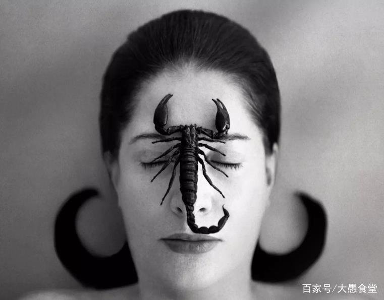 女艺术家将身体麻痹6小时,让路人随意处置,人性究竟是什么样的?