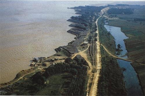 平顶山一中学严重内涝,三千师生被困,河南今年为何多灾多难?