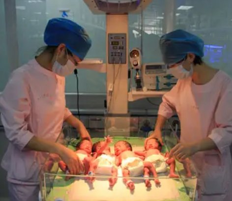 贵州一女子生下四胞胎女婴，取名“花好月圆”，是该喜还是该忧？