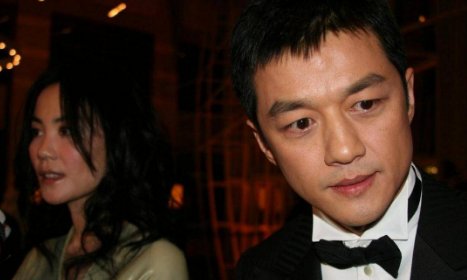 李亚鹏带娇妻同周杰聚餐，头顶稀疏脸喝到通红，网友：可怜了李嫣，怎么看？